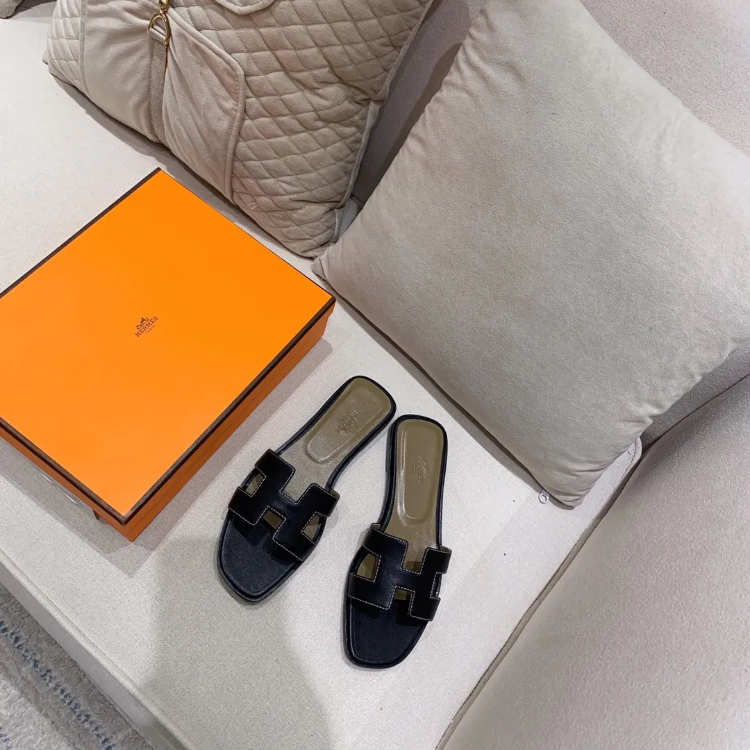 👟👟Ex-factory price 440👟👟 Hermes Hermes H slippers Oasis sandals series——————————Fashionable and versatile Super comfortable Every detail is made to the extreme Original swift calfskin Original 1:1 exclusive private mold upper/original leather outsole ▪️Packaging: Each pair of shoes comes with packaging ▪️SIZE: 35~42 (.40.41.42 customization is non-refundable and non-exchangeable)
